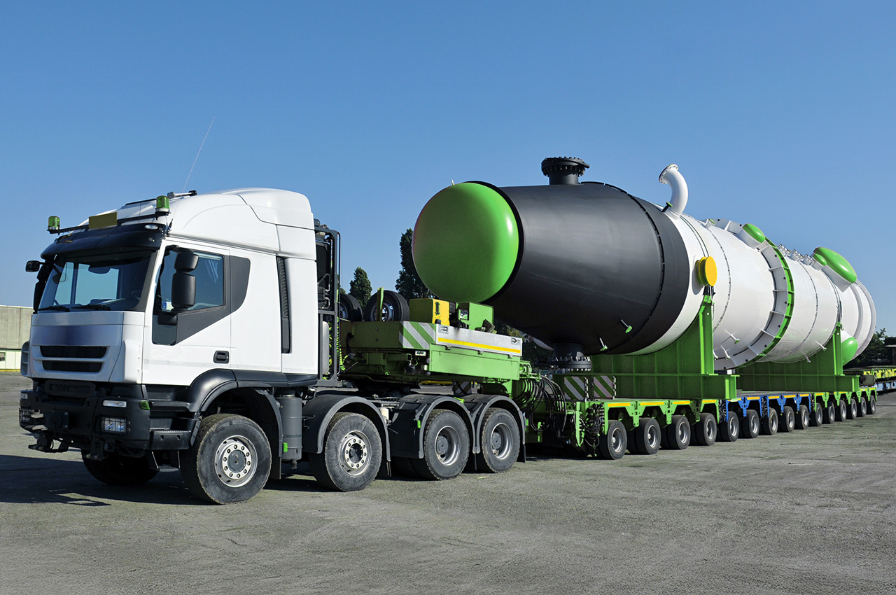 camion-de-gran-tamano-con-multiples-ruedas-y-tanque